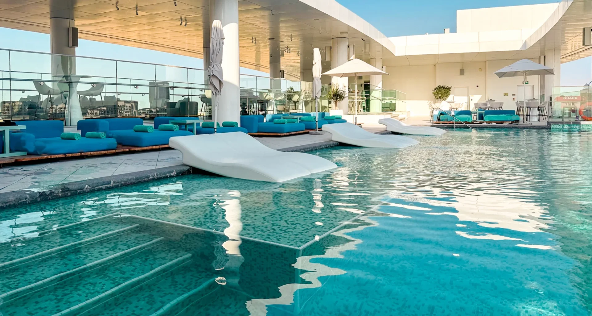 Pool im The WB Abu Dhabi, Curio Collection by Hilton