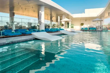 Pool im The WB Abu Dhabi, Curio Collection by Hilton