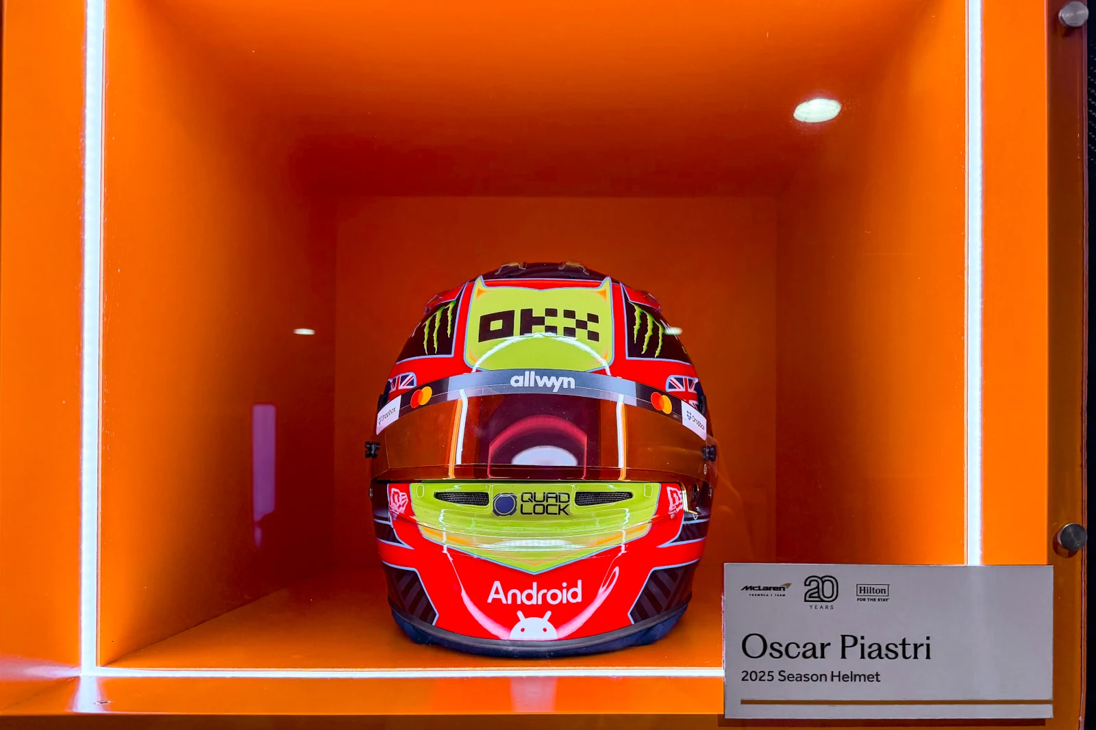 Helm Oscar Piastri McLaren Suite The Trafelgar St.James Curio Collection