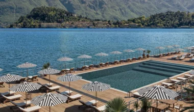 The Lake Como Edition mit Punkten buchen, Baum, Berg, Schwimmbecken, Urlaubsstadt, Wasser, Gebäude, Küstenerholungsort, Sonnenliege, See, Gelände, Küste, Strand, Urlaubsort, Landschaft, Hotel, Urlaub
