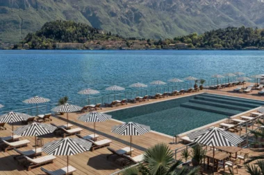 The Lake Como Edition mit Punkten buchen, Baum, Berg, Schwimmbecken, Urlaubsstadt, Wasser, Gebäude, Küstenerholungsort, Sonnenliege, See, Gelände, Küste, Strand, Urlaubsort, Landschaft, Hotel, Urlaub