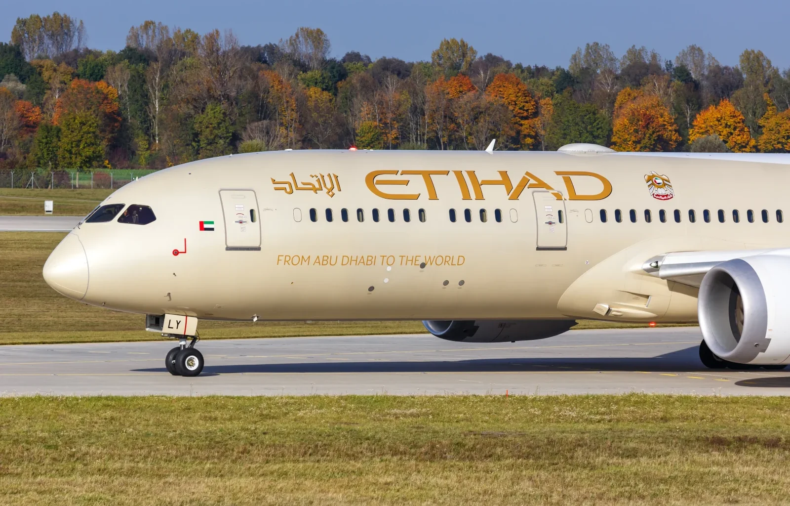Etihad Boeing 787-9 Dreamliner Flugzeug am Flughafen München in Deutschland. Etihad Guest ist nun Transferpartner von Revolut RevPoints