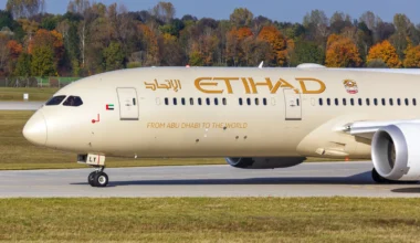Etihad Boeing 787-9 Dreamliner Flugzeug am Flughafen München in Deutschland. Etihad Guest ist nun Transferpartner von Revolut RevPoints