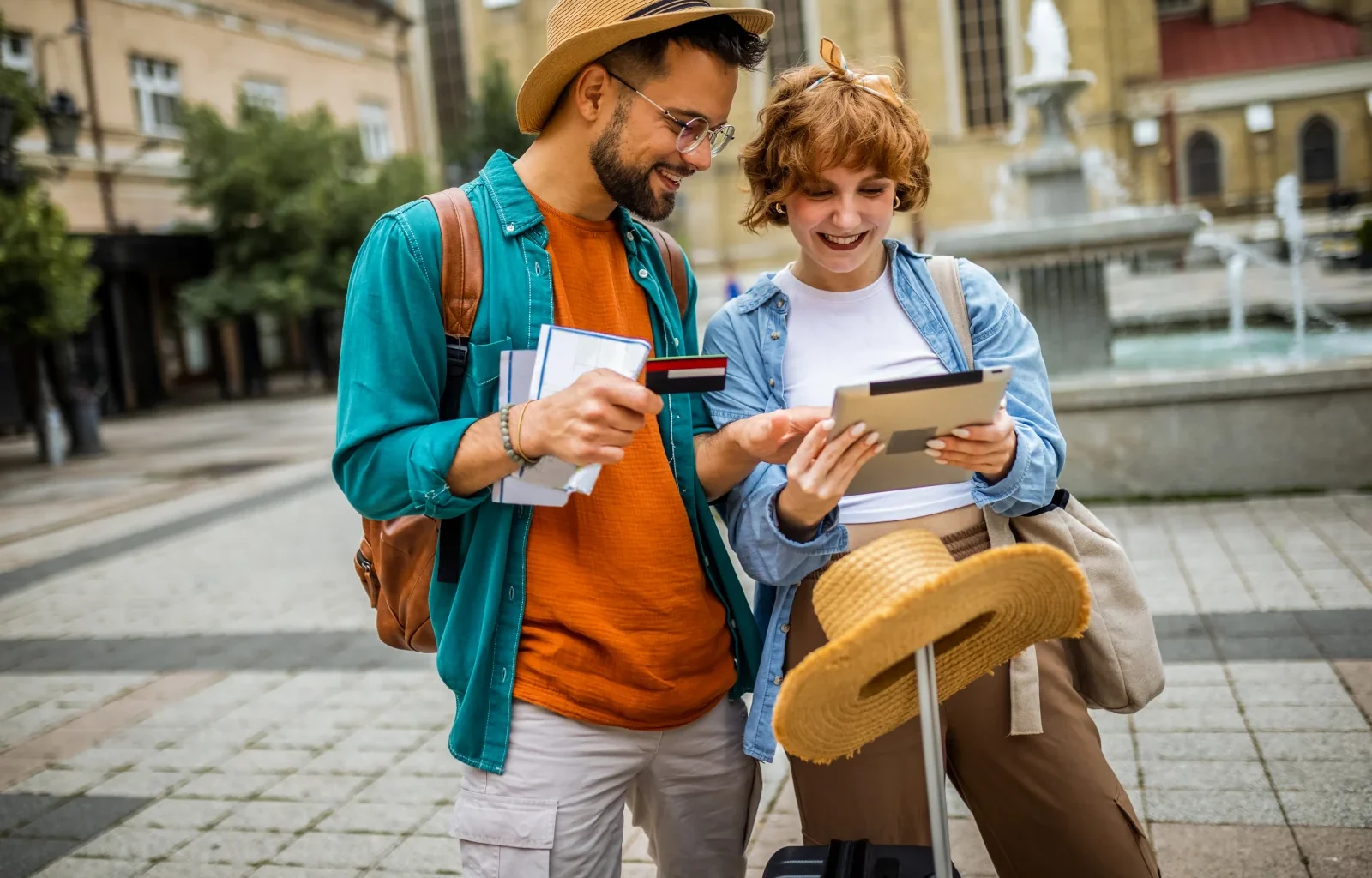 fröhliches junges Paar mit Kreditkarte bestellt online etwas auf dem Tablet