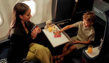 Condor Business Class Prime Seat Mutter spielt mit Kind UNO
