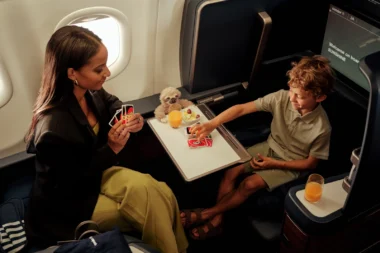 Condor Business Class Prime Seat Mutter spielt mit Kind UNO