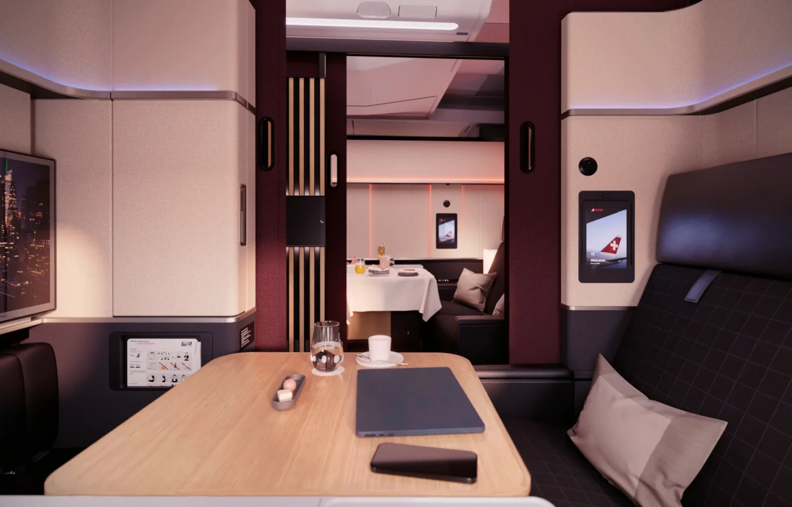SWISS First Class Grand Suite mit Blick in den Gang
