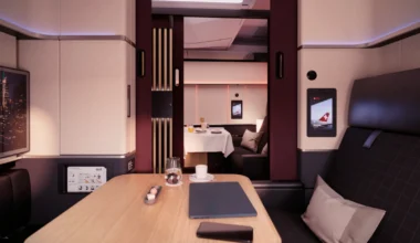 SWISS First Class Grand Suite mit Blick in den Gang