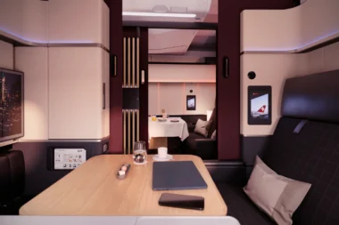 SWISS First Class Grand Suite mit Blick in den Gang