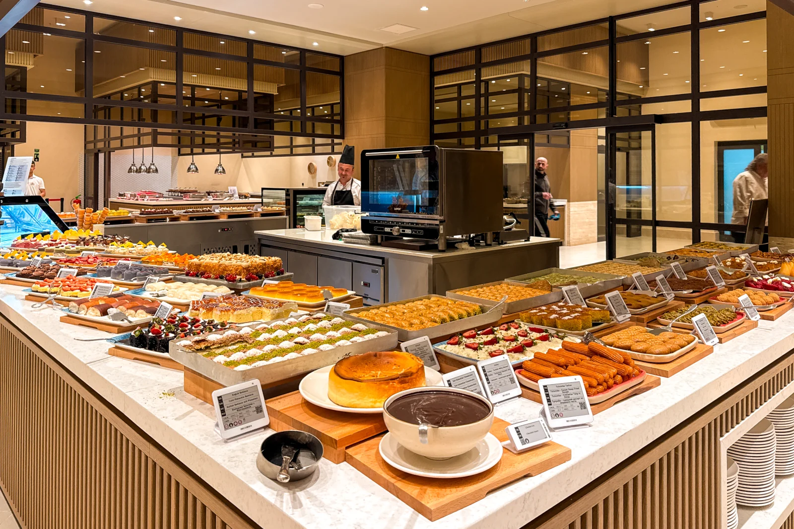 Nachspeisen Buffet im Festful Bazaar Hauptrestaurant der Anda Barur Collection