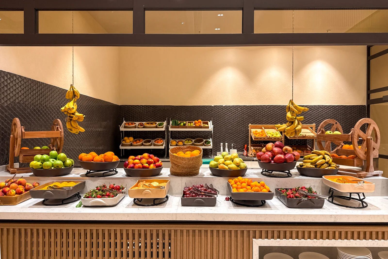 Buffet im Festful Bazaar Hauptrestaurant der Anda Barur Collection