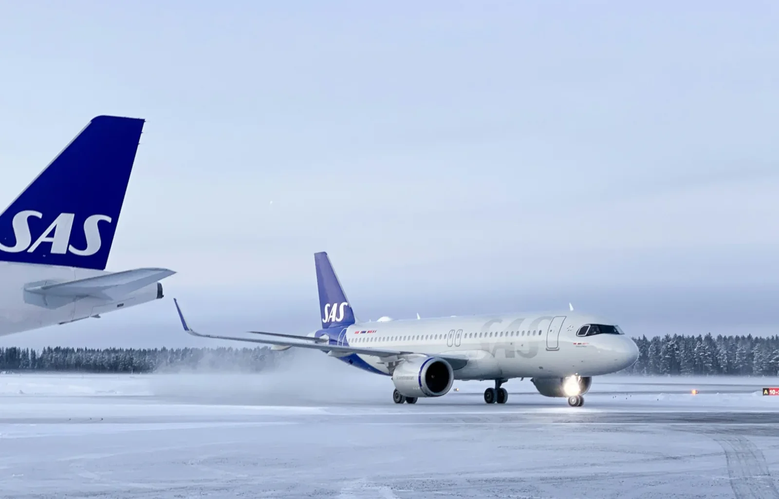 SAS Flugzeuge auf einem Flughafen im Schnee EuroBonus Mitglieder können nun von einer Partnerschaft mit Scandic Hotels profitieren