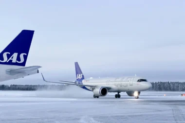 SAS Flugzeuge auf einem Flughafen im Schnee EuroBonus Mitglieder können nun von einer Partnerschaft mit Scandic Hotels profitieren