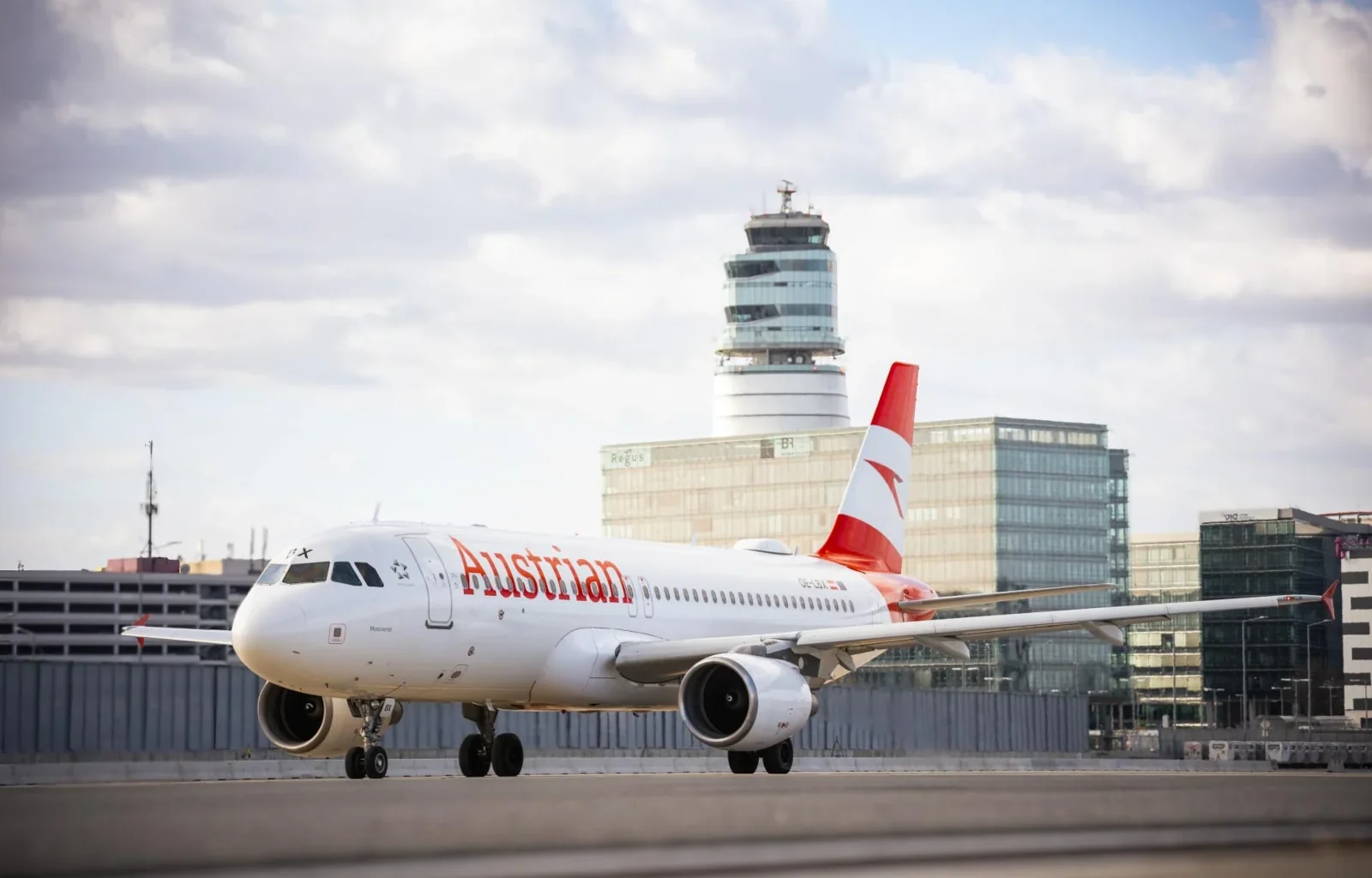 Ein Austrian Airlines Airbus A320 am Flughafen Wien in diesem Winter auch nach Dubai