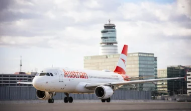 Ein Austrian Airlines Airbus A320 am Flughafen Wien in diesem Winter auch nach Dubai