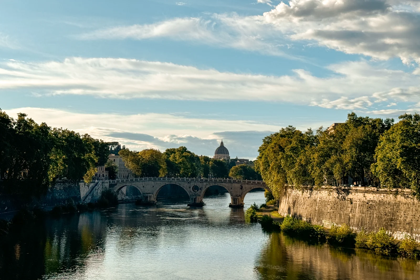 Blick von der Brücke der Engelsburg auf die Kuppel des Petersdoms der Vatikanstadt in Rom
