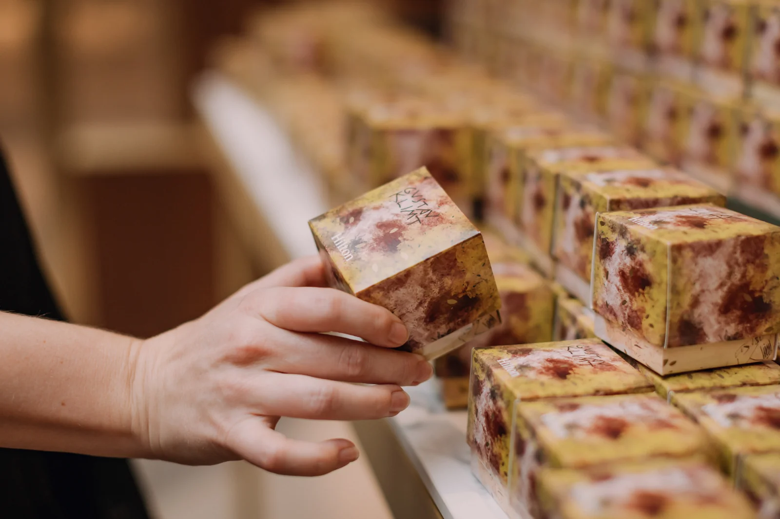 neue Verpackung der Klimt-Torte Hilton Vienna Park