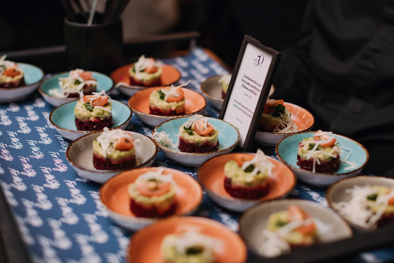 Essen, Snack, Kulinarik, Backwaren, Fingerfood, Fastfood, Mahlzeit, Delikatesse, Kochkunst, Canapé, Tisch, Nachspeise, Cicchetti, Hors d'oeuvre, Tapas, Backen, Platte, Im Haus, Person, Sushi