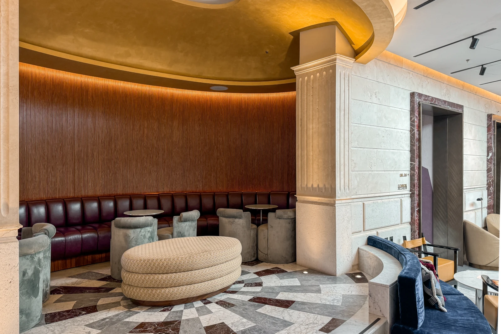 Sitzgelegenheiten in der Lobby