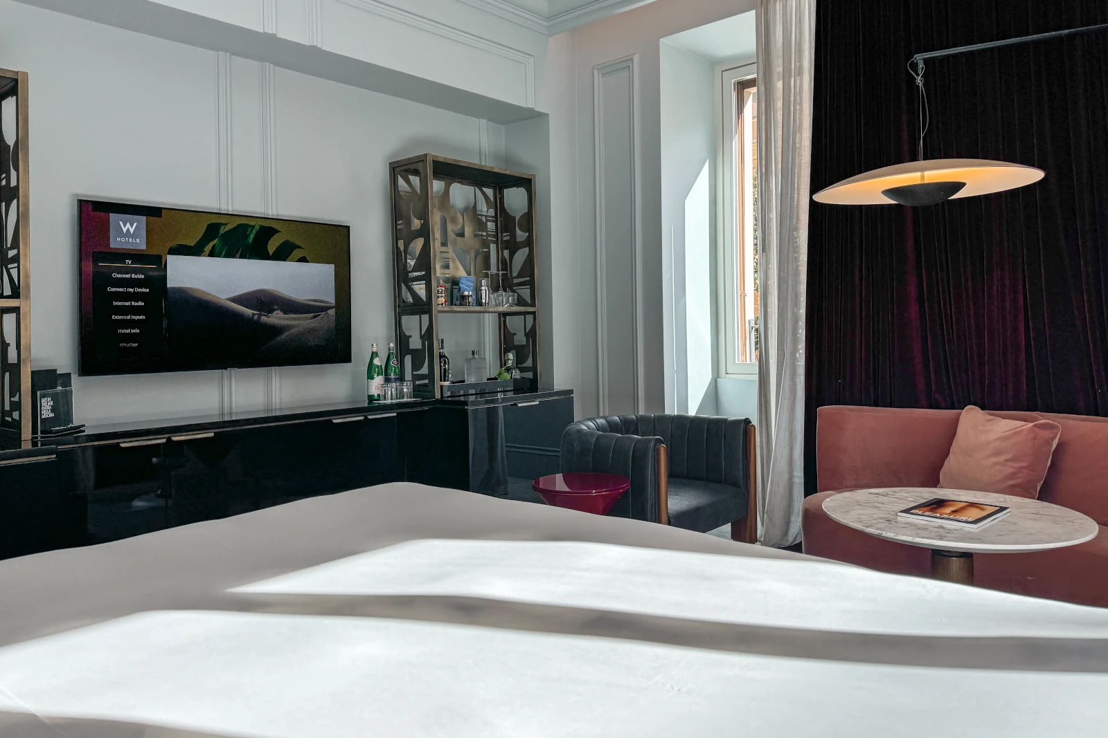 Blick vom Bett ins Zimmer