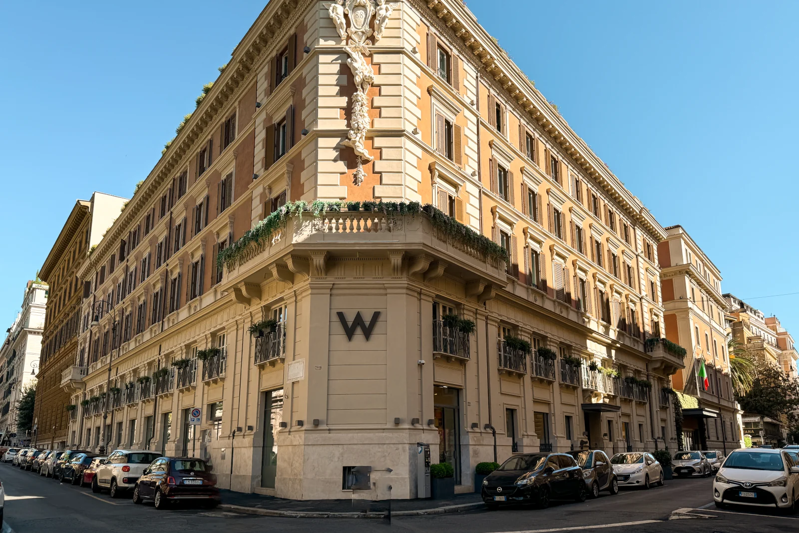 Fassade des W Hotel in rom