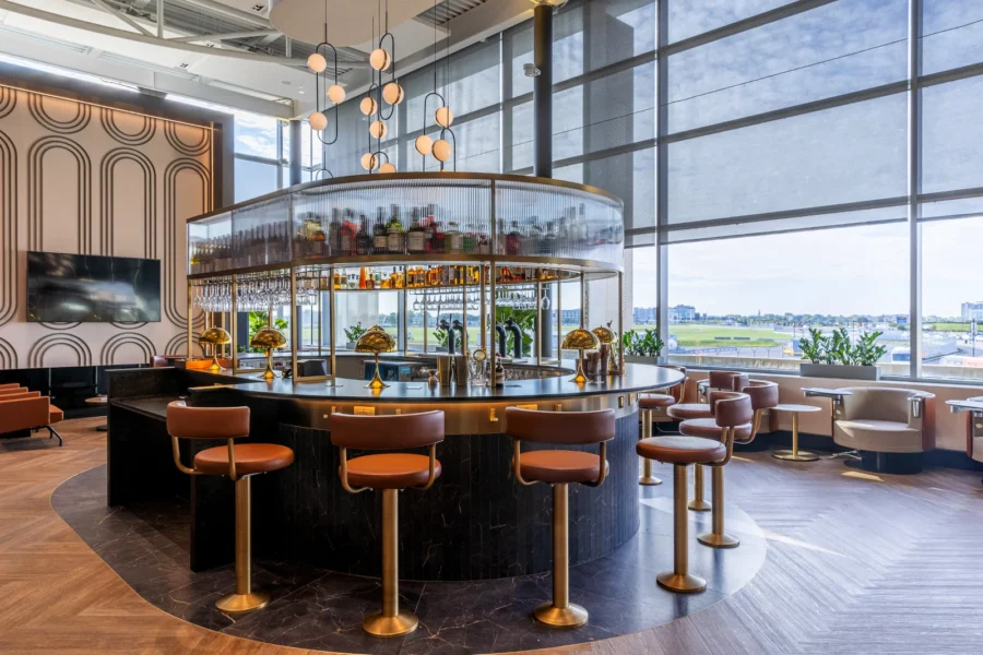 Bar in der Aspire Executive Lounges und American Express Lounge Montreal