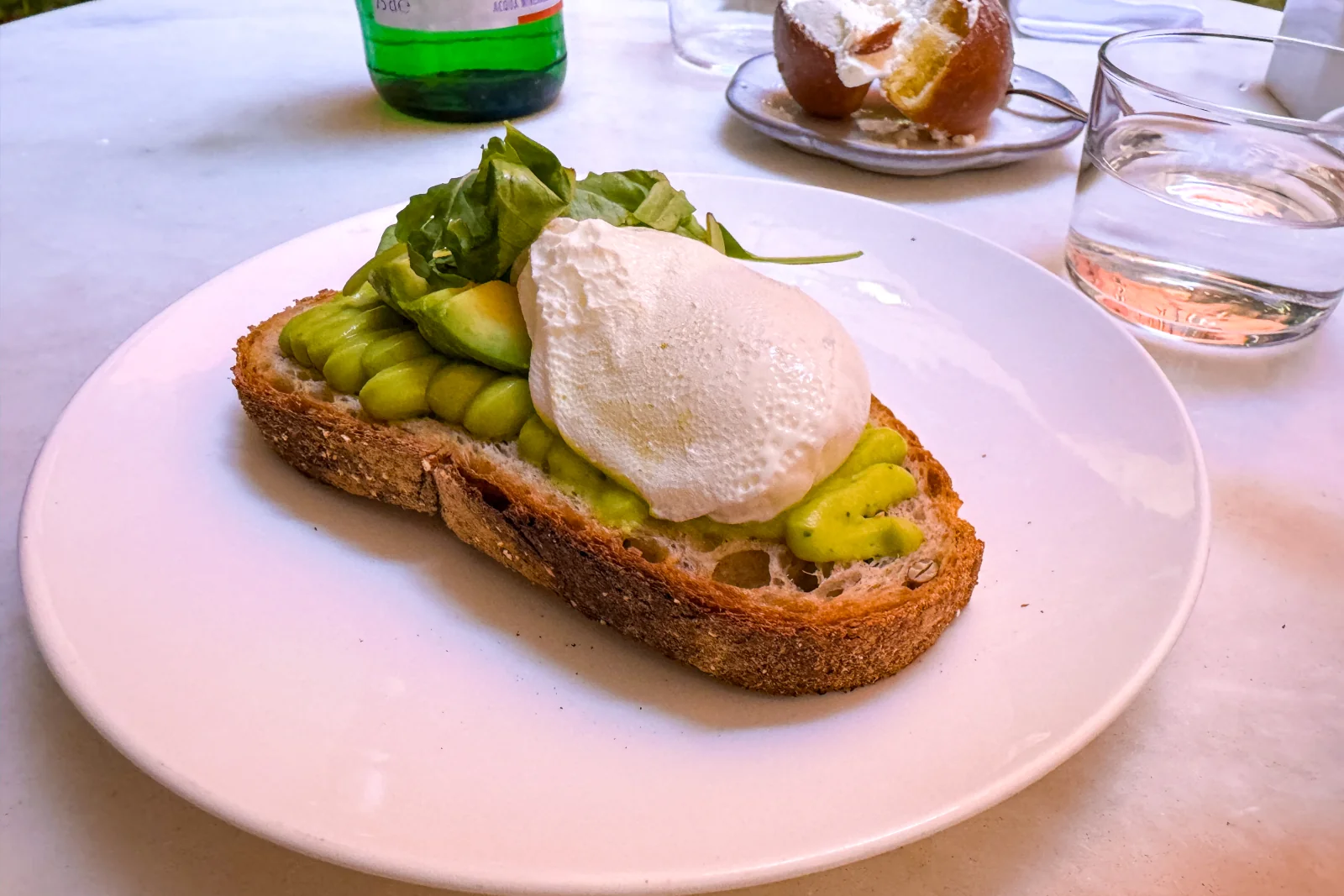 Porchierte Eier auf Avocado Toast beim Frühstück im Restaurant 