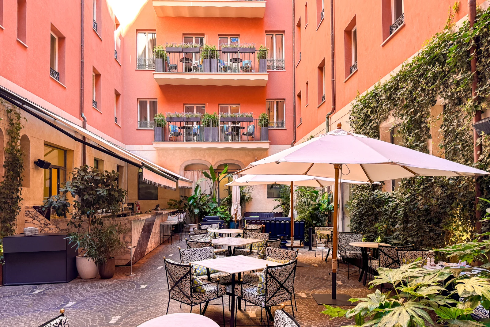 Innenhof des W Rome mit dem Restaurant Giano