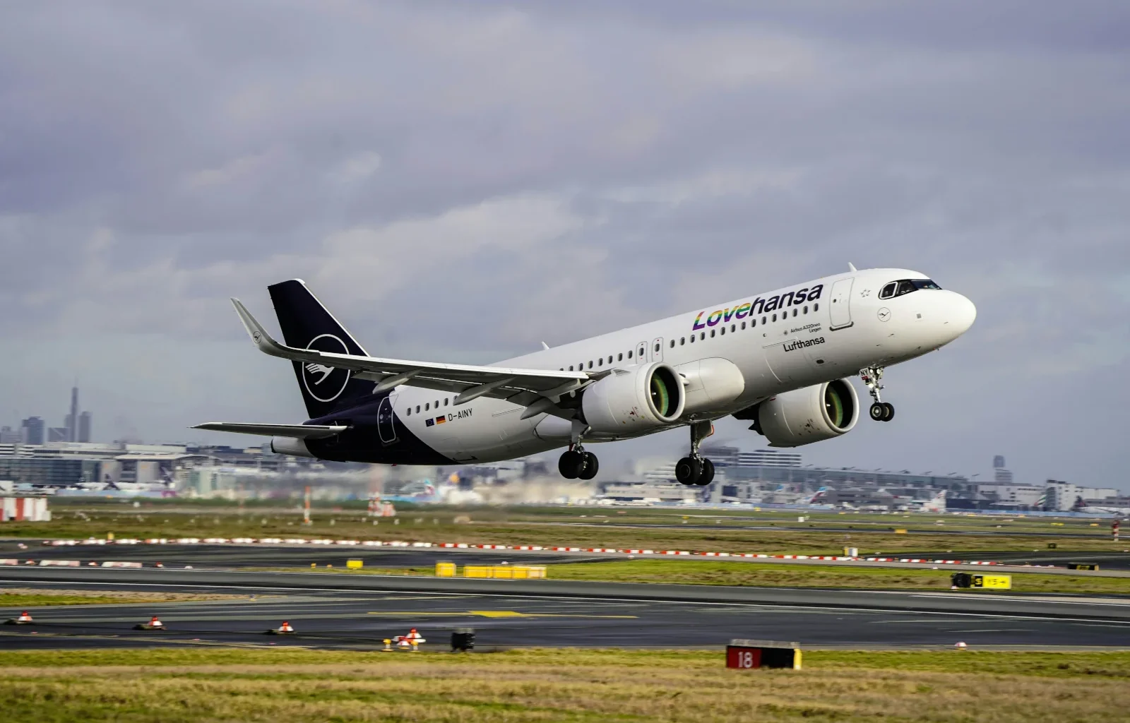Lufthansa Airbus A320 in Lovehansa Lackierung - Last-Minute-Strategien, um einen Miles & More Status zu erreichen