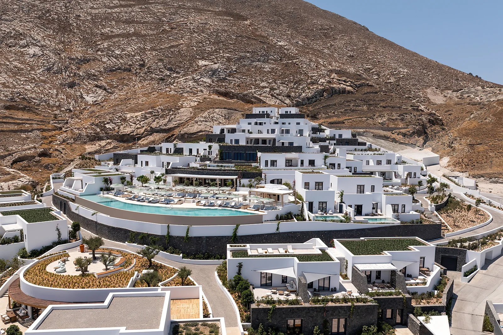 Aussicht aus der Luft auf das LXR Hotels & Resorts Sandblu Hotel Santorini Hilton Honors