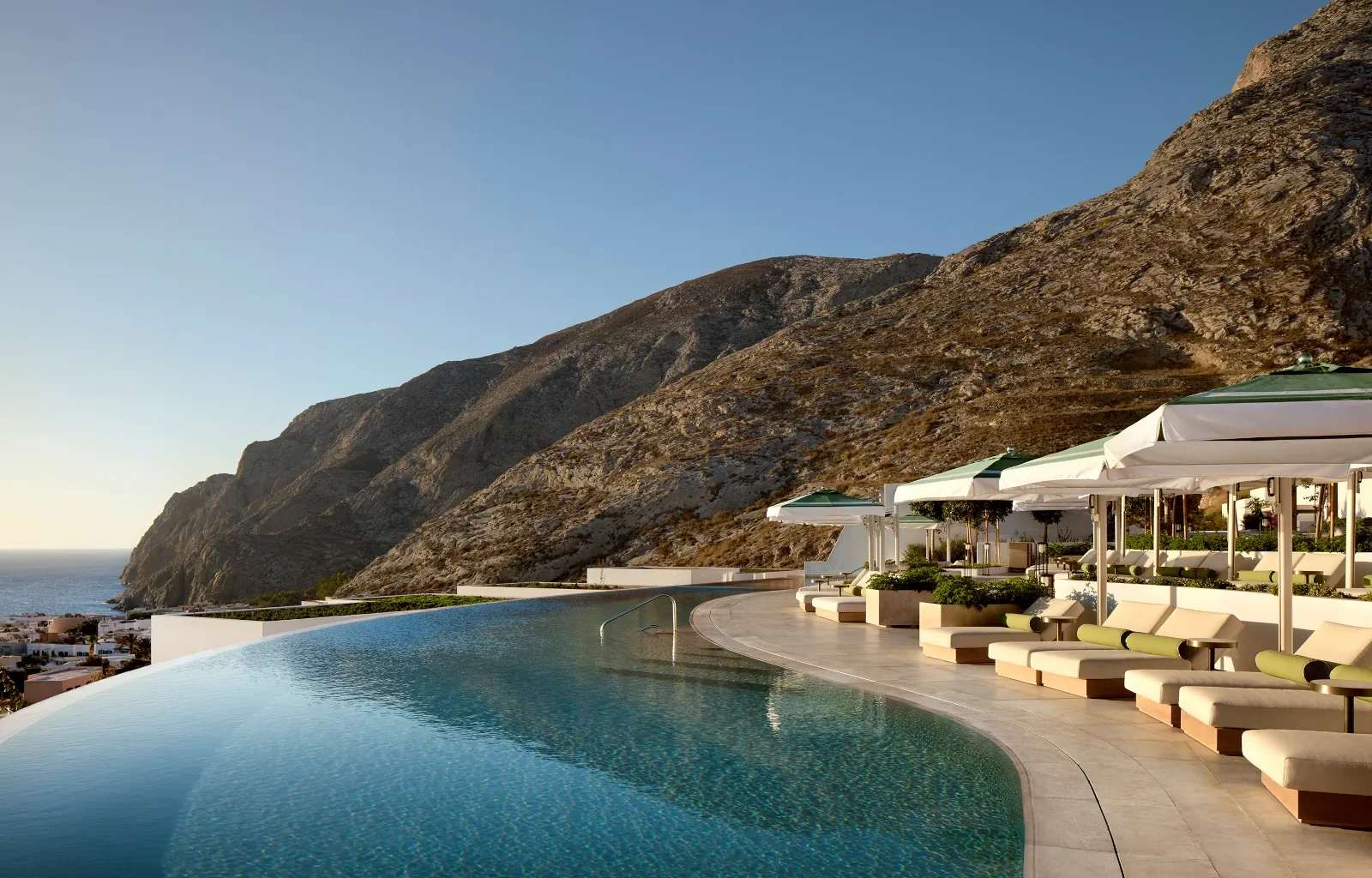 Infinity Pool des LXR Hotels & Resorts Sandblu Hotel Santorini von Hilton Honors