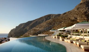 Infinity Pool des LXR Hotels & Resorts Sandblu Hotel Santorini von Hilton Honors