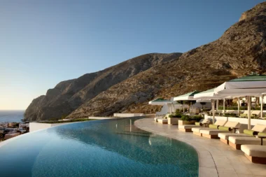 Infinity Pool des LXR Hotels & Resorts Sandblu Hotel Santorini von Hilton Honors