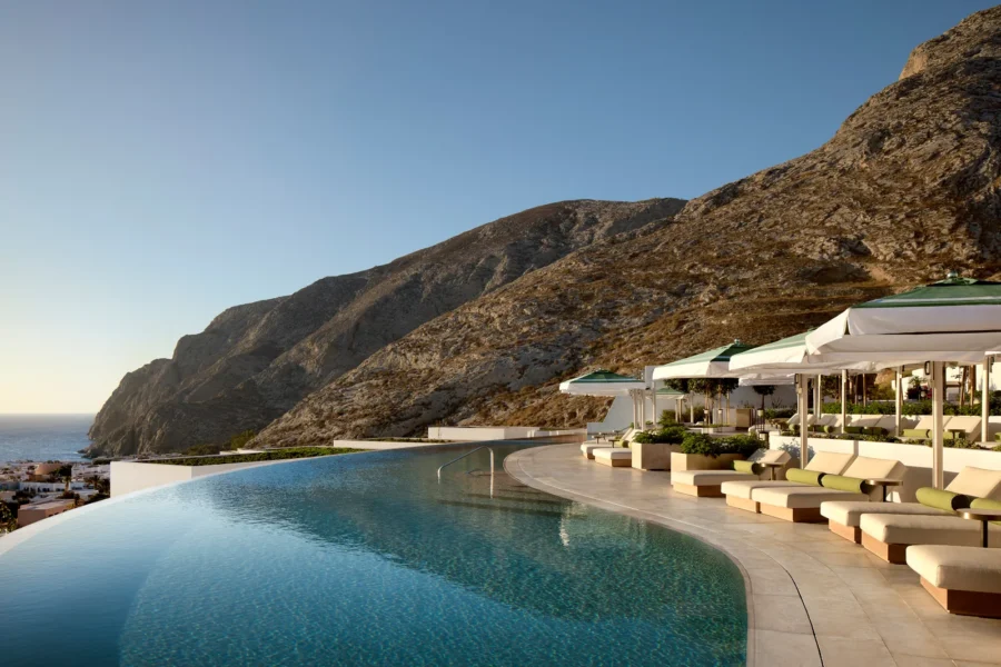 Infinity Pool des LXR Hotels & Resorts Sandblu Hotel Santorini von Hilton Honors