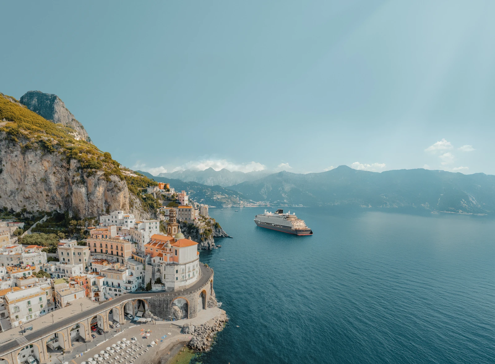Kreuzfahrtschiff Explora II vor der Amalfi Küste