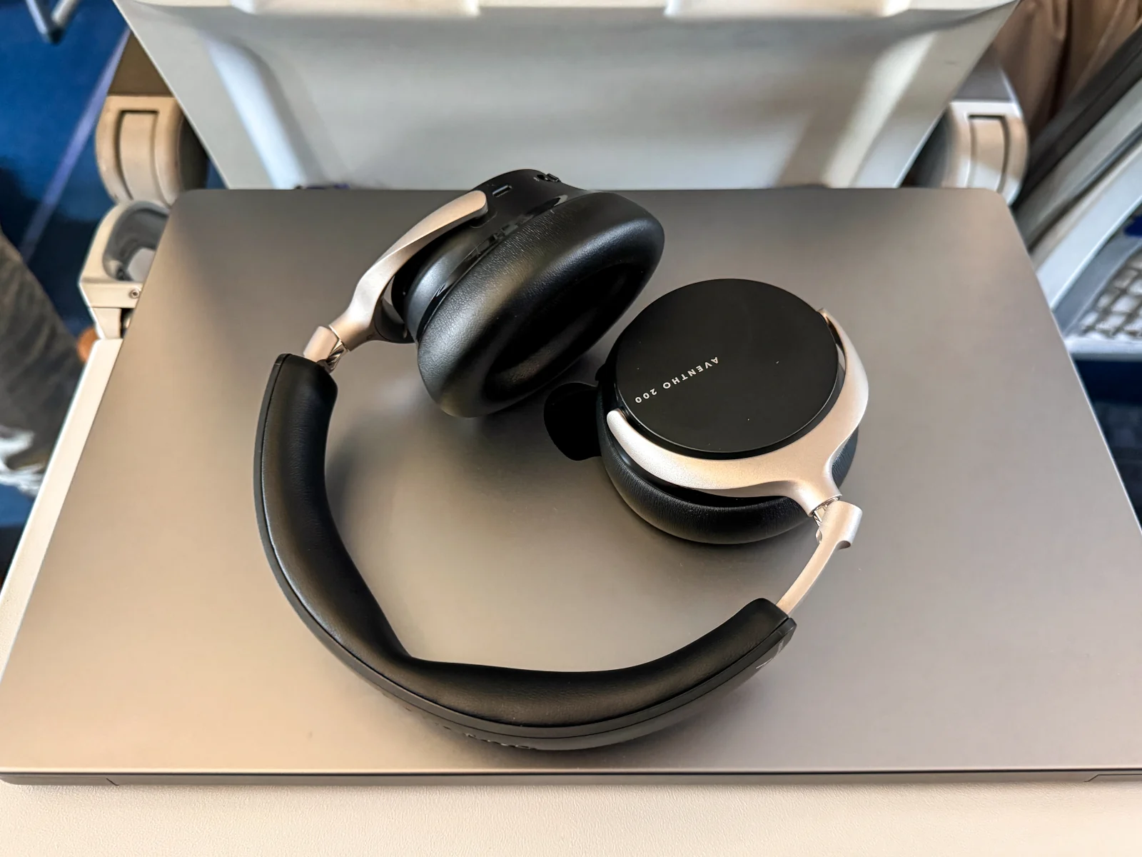 Over-Ear-Kopfhörer Beyerdynamic Aventho 200 mit aktiver Geräuschunterdrückung im Flugzeug
