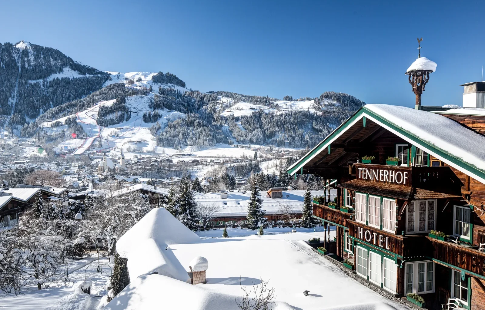 Relais & Châteaux Hotel Tennerhof schneebedeckt im Winter