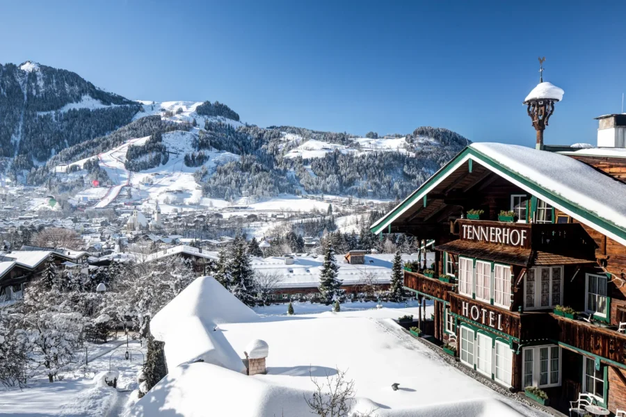 Relais & Châteaux Hotel Tennerhof schneebedeckt im Winter