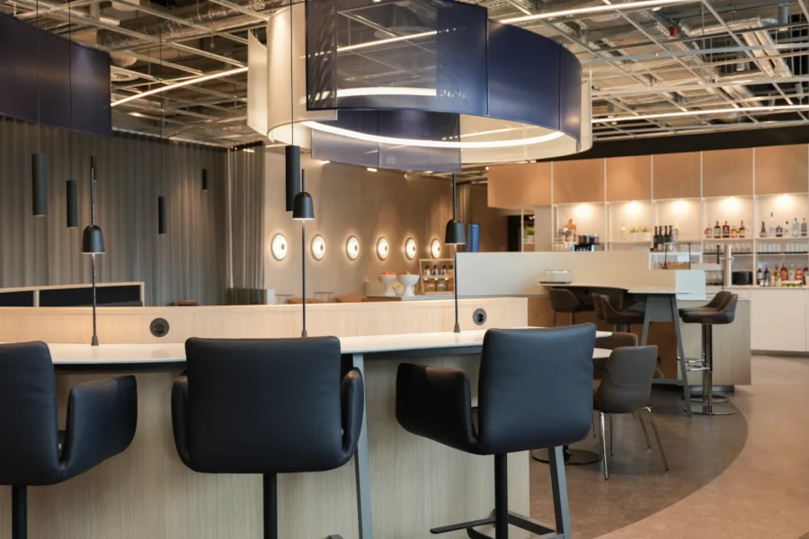 Im Haus, Mobiliar, Decke, Wand, Inneneinrichtung, Boden, Deckenleuchte, Bürogebäude, Schienenbeleuchtung, Halle, Tisch, Esstisch, Stuhl, Design