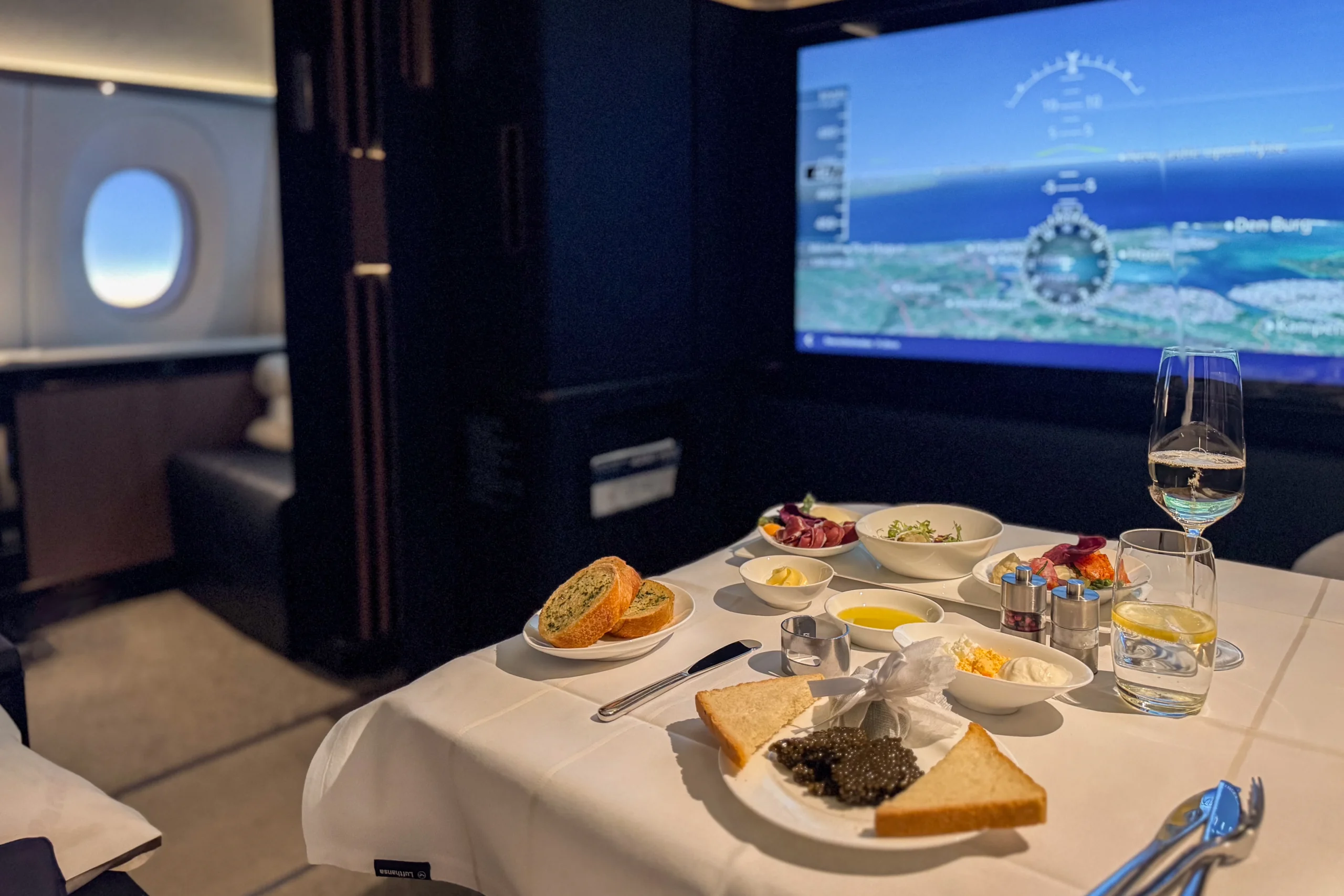 Kaviar Service in der Lufthansa Allegris First Class Suite Plus