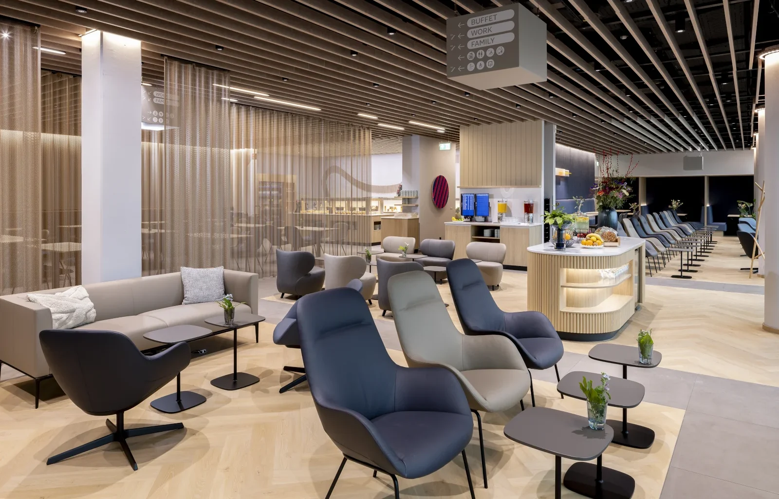 Terrasse der DUS Rhein Lounge am Flughafen Düsseldorf mit Blick auf das Vorfeld