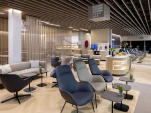 Terrasse der DUS Rhein Lounge am Flughafen Düsseldorf mit Blick auf das Vorfeld