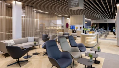 Terrasse der DUS Rhein Lounge am Flughafen Düsseldorf mit Blick auf das Vorfeld