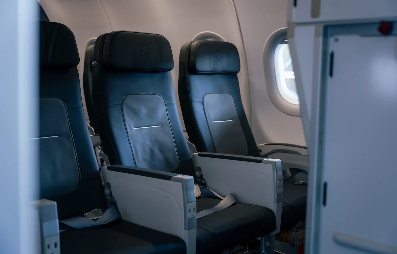 Neue Kabine im Lufthansa Airbus A320 mit blauen Geven-Sitzen und vergrößerten Gepäckfächern nach dem Retrofit 2026