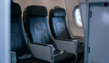 Neue Kabine im Lufthansa Airbus A320 mit blauen Geven-Sitzen und vergrößerten Gepäckfächern nach dem Retrofit 2026