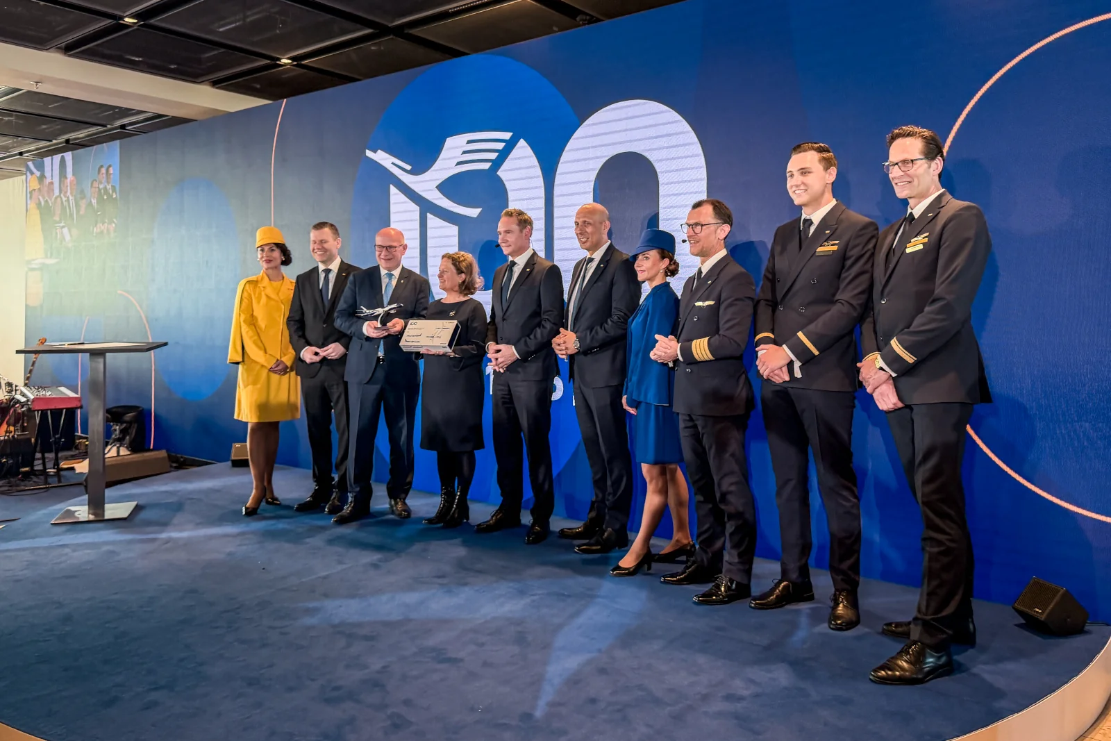Gruppenfoto 100 Jahre Jubiläum Feier Lufthansa in Berlin