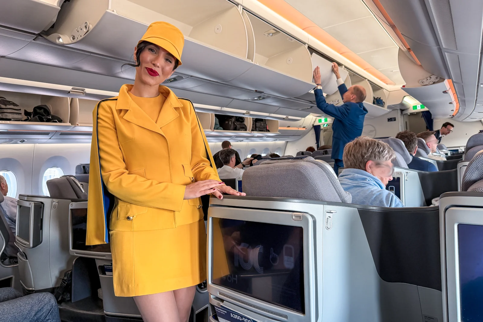 Lufthansa Kabinencrew Retrouniform auf dem 100 Jahre Sonderlfug Berlin - Köln