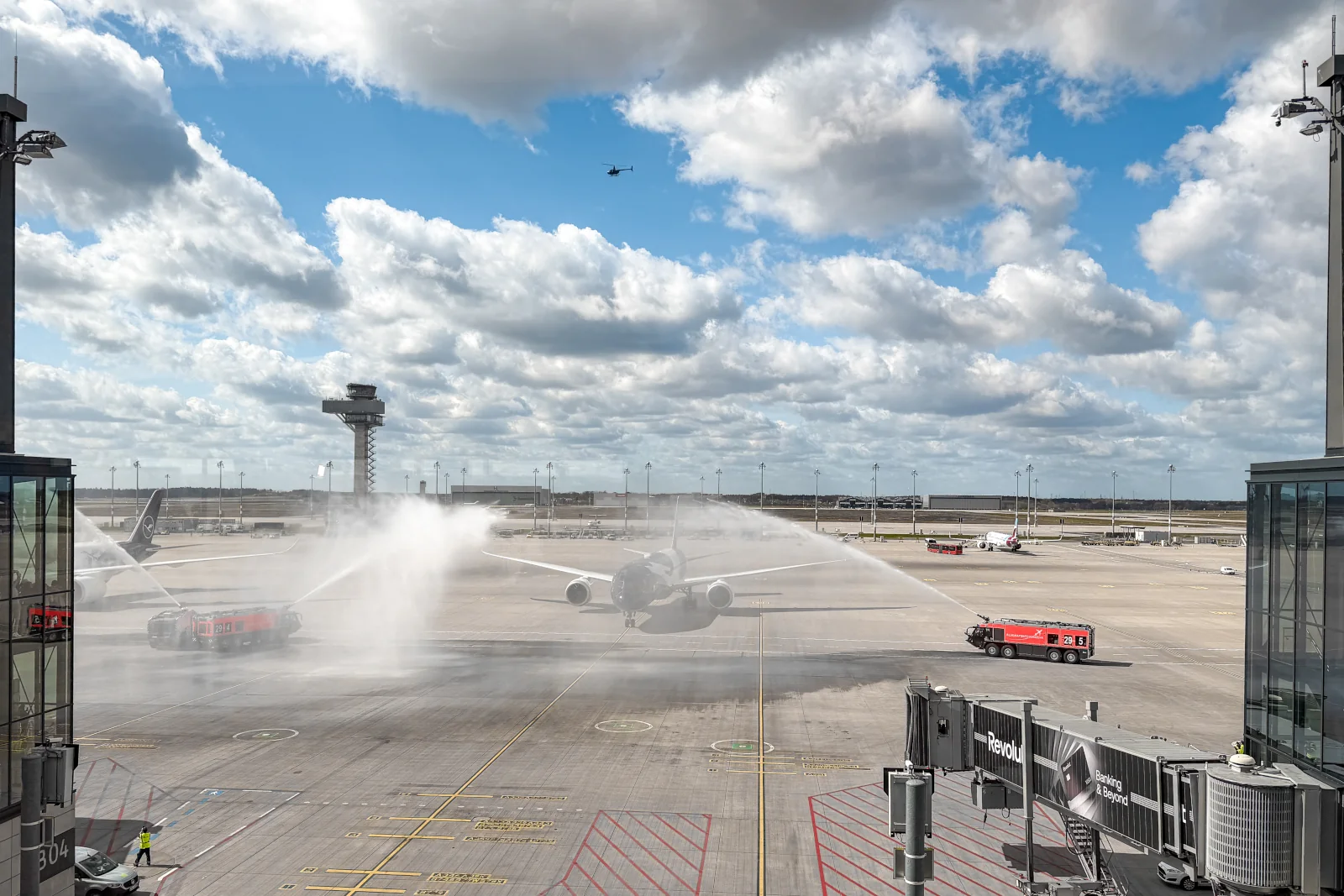 Airbus 350 und Boeing 787 Wasserfontänen für Lufthansa 100 Jahre Jubiläum Sonderflüge Berlin