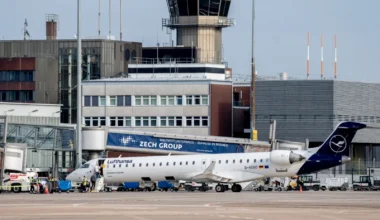 ein Flugzeug der ehemaligen Lufthansa CityLine am Flughafen Bremen