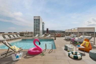 Moxy Barcelona Rooftop Swimmingpool